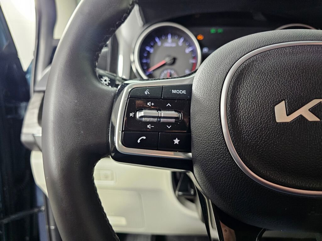 Used 2024 Kia Carnival EX image 22