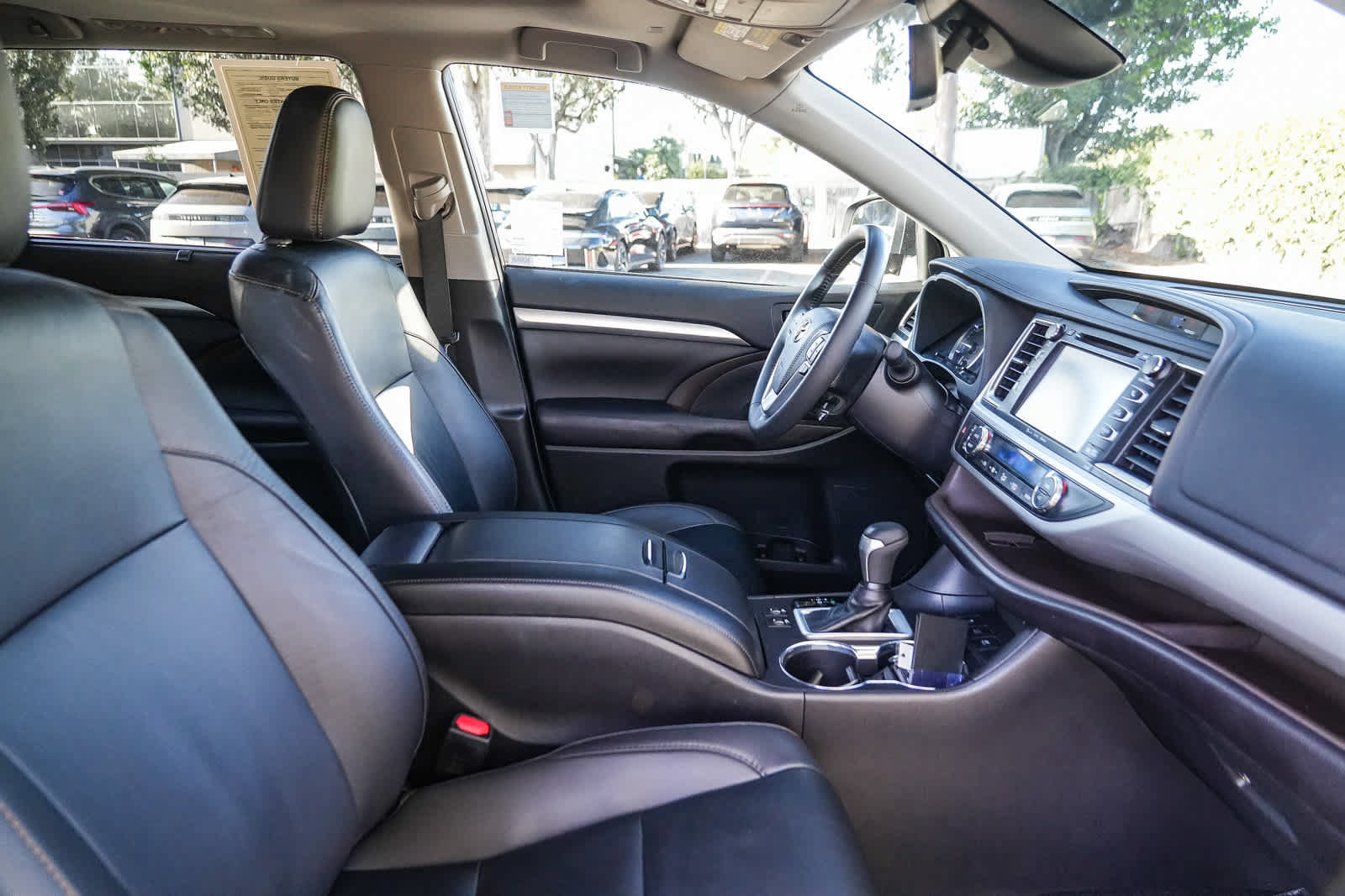 Used 2019 Toyota Highlander XLE w/ Carpet Mat Package (TMS) AWD/4WD image 17