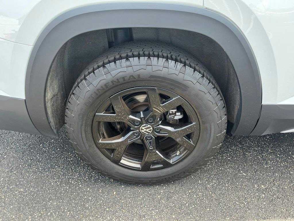 Certified 2024 Volkswagen Atlas Peak Edition SE AWD/4WD image 33