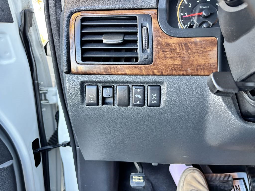 Used 2014 Nissan Armada Platinum image 32