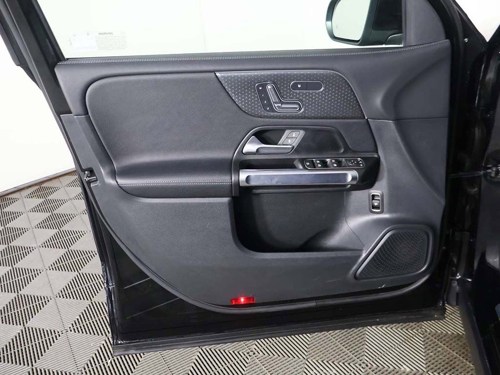 Used 2025 Mercedes-Benz GLB 250 4MATIC image 24