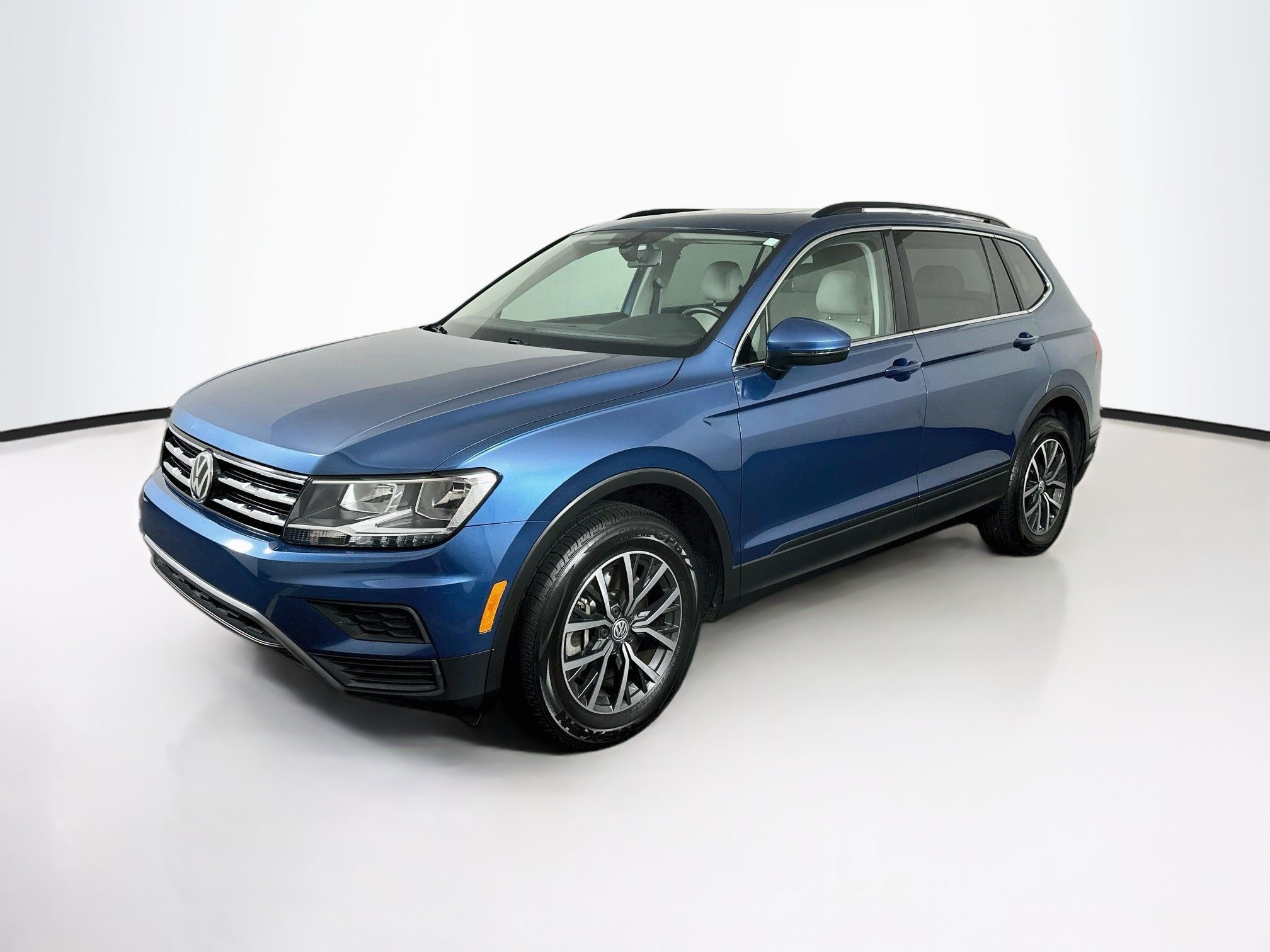Used 2019 Volkswagen Tiguan SE w/ Panoramic Sunroof Package FWD image 3
