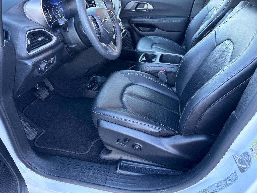 Used 2025 Chrysler Pacifica Select FWD image 18