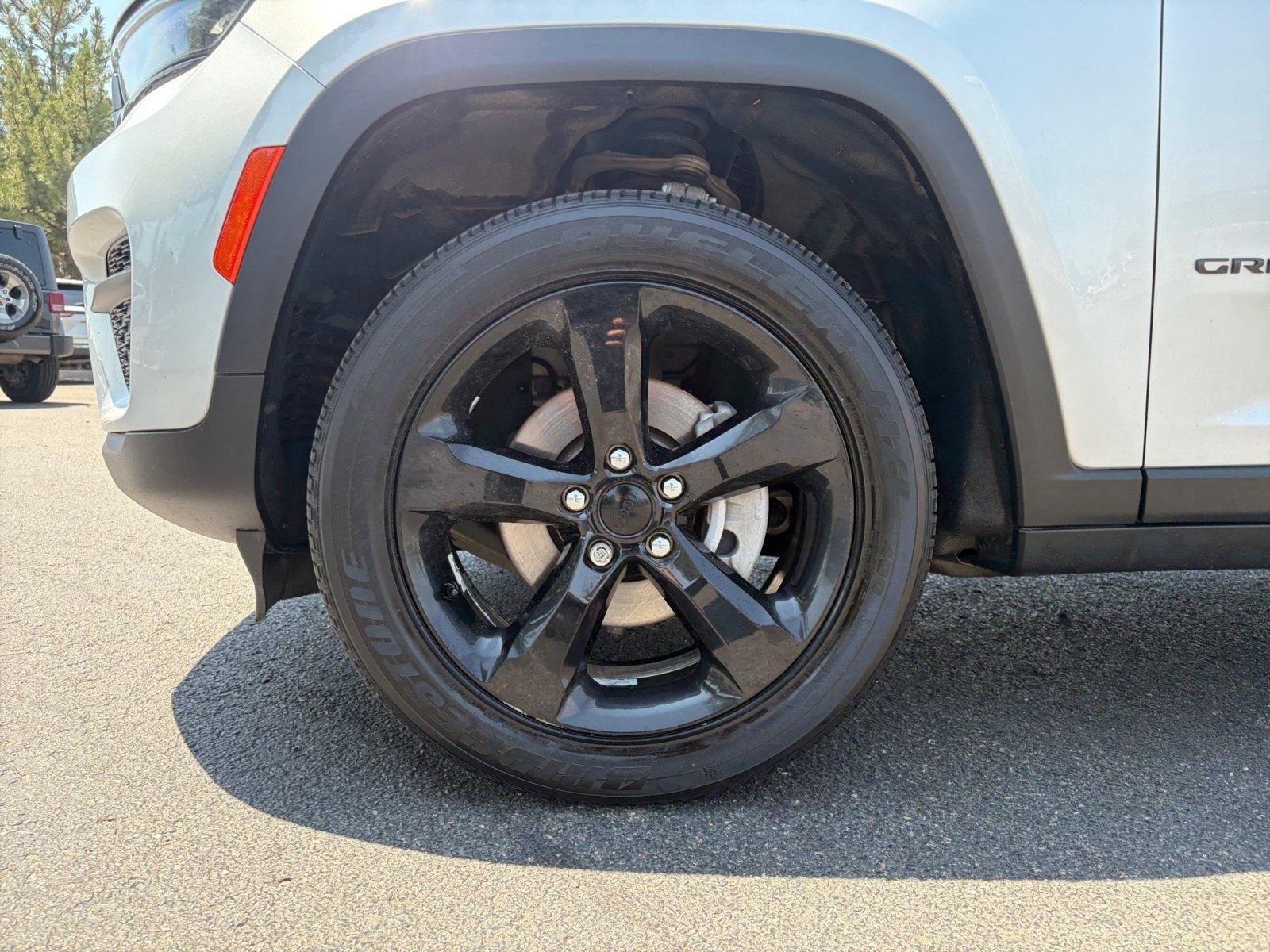 Used 2022 Jeep Grand Cherokee Altitude AWD/4WD image 11
