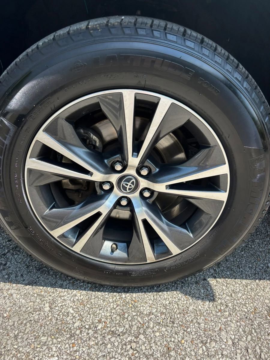 Used 2017 Toyota Highlander LE w/ Carpet Mat Package FWD image 28