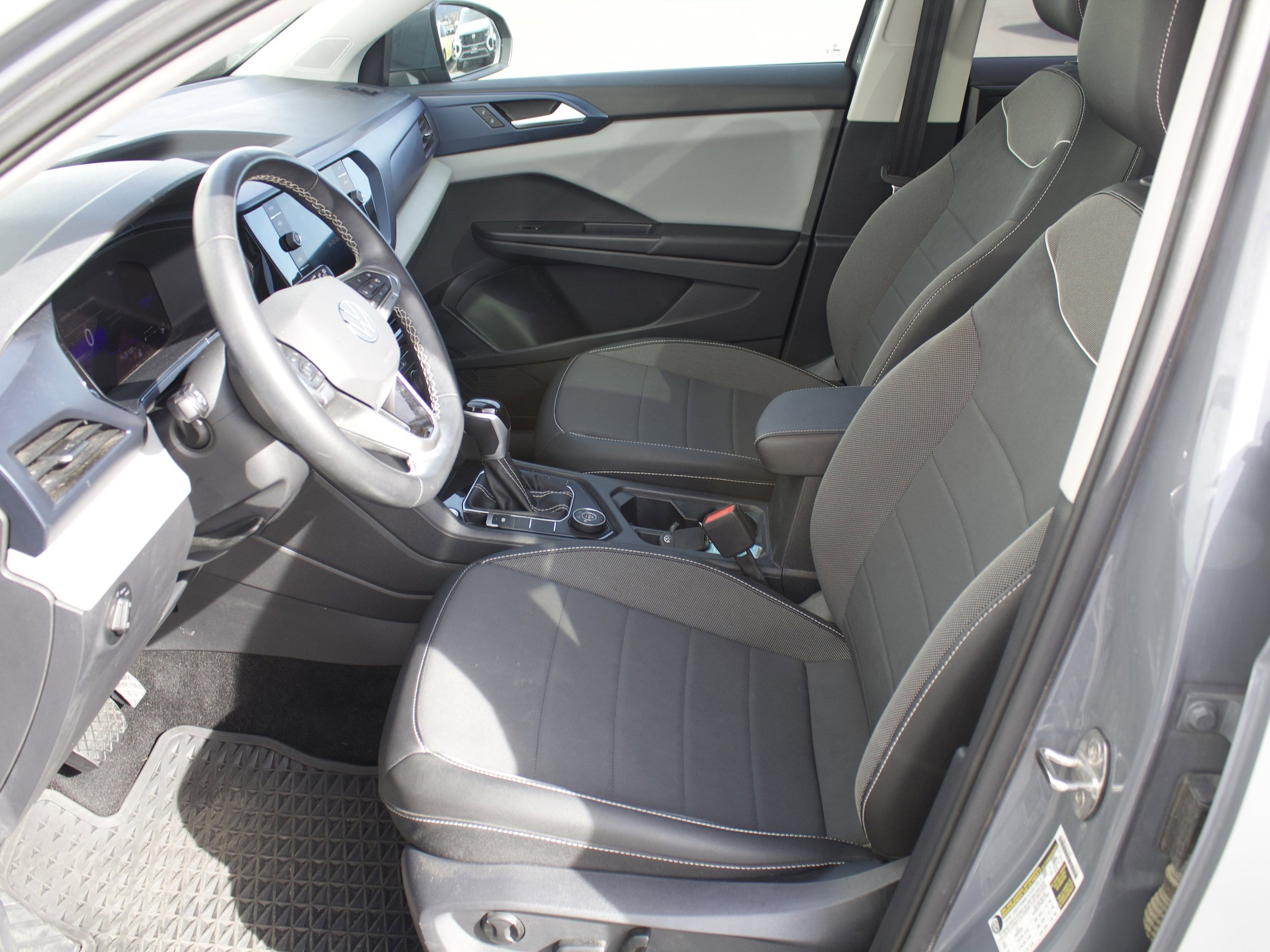 Used 2023 Volkswagen Taos SE w/ Panoramic Sunroof Package AWD/4WD image 11
