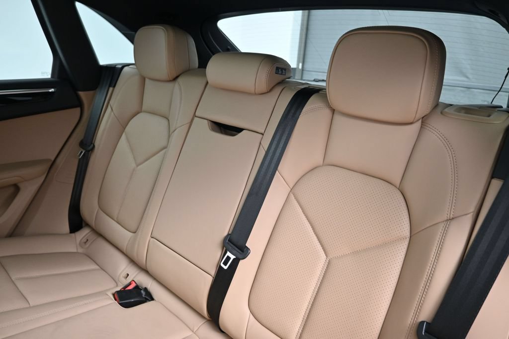 Certified 2026 Porsche Macan AWD/4WD image 6