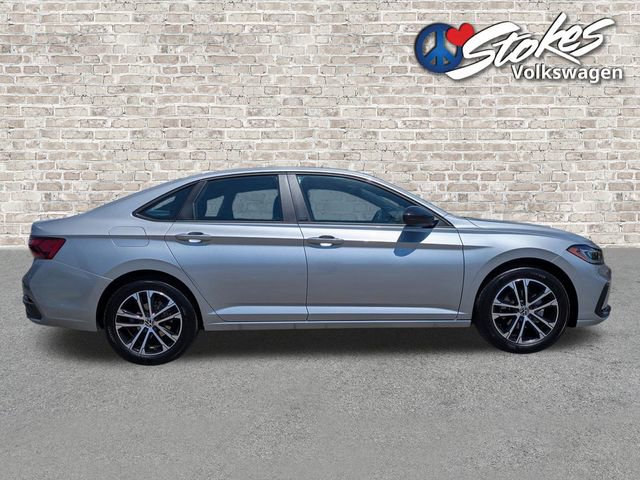 Used 2025 Volkswagen Jetta Sport FWD image 3