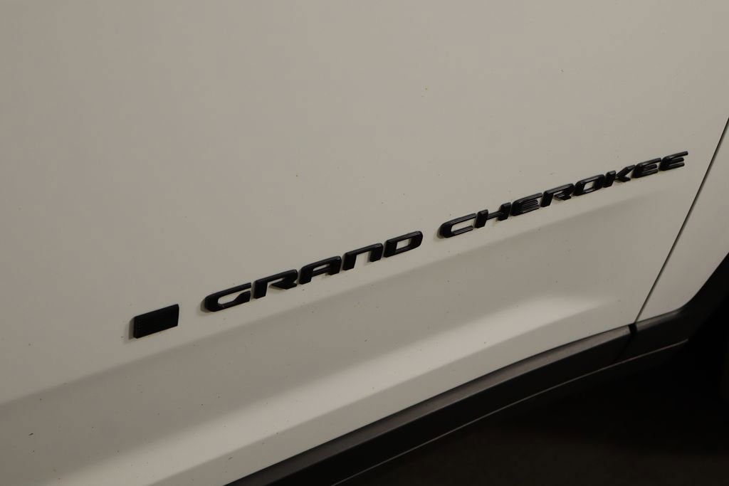 Used 2023 Jeep Grand Cherokee Limited w/ Black Appearance Package AWD/4WD image 42