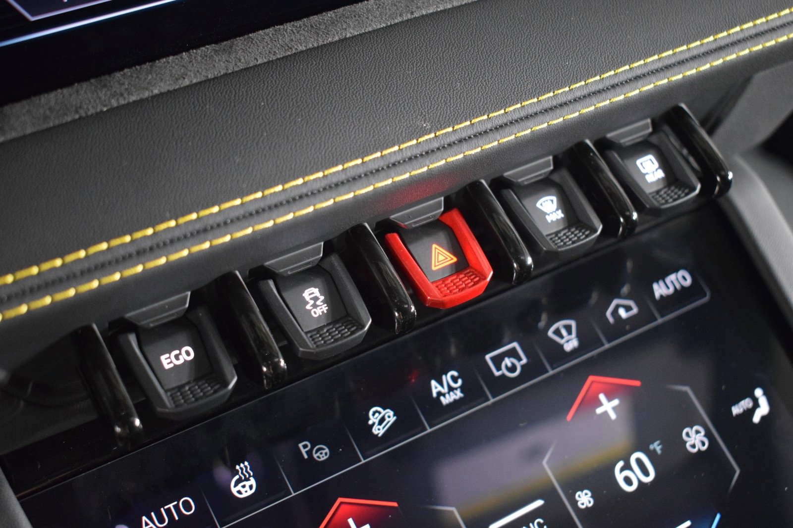 Used 2025 Lamborghini Urus SE image 32