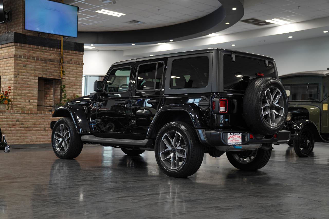 Used 2024 Jeep Wrangler Unlimited w/ Convenience Group AWD/4WD image 15