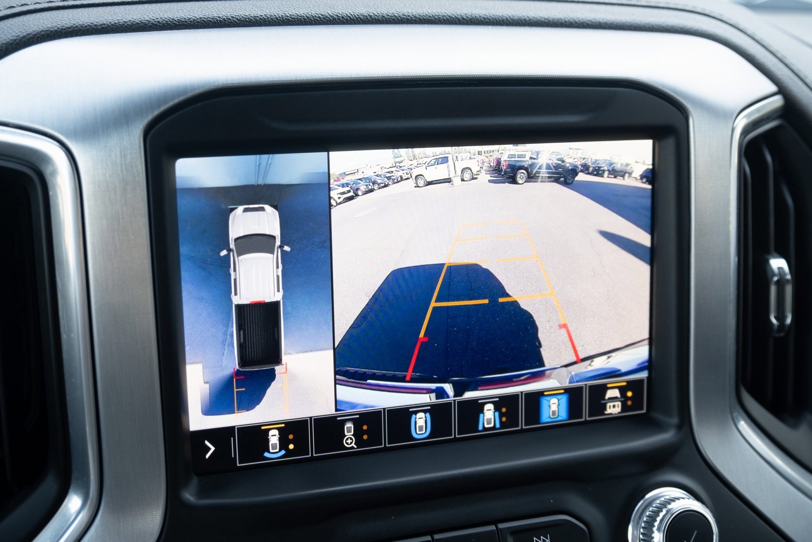 Used 2023 GMC Sierra 3500 SLT w/ SLT Preferred Package image 4