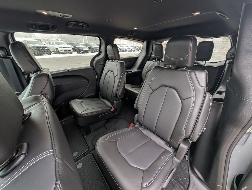 New 2026 Chrysler Pacifica Select w/ S Appearance Package image 15