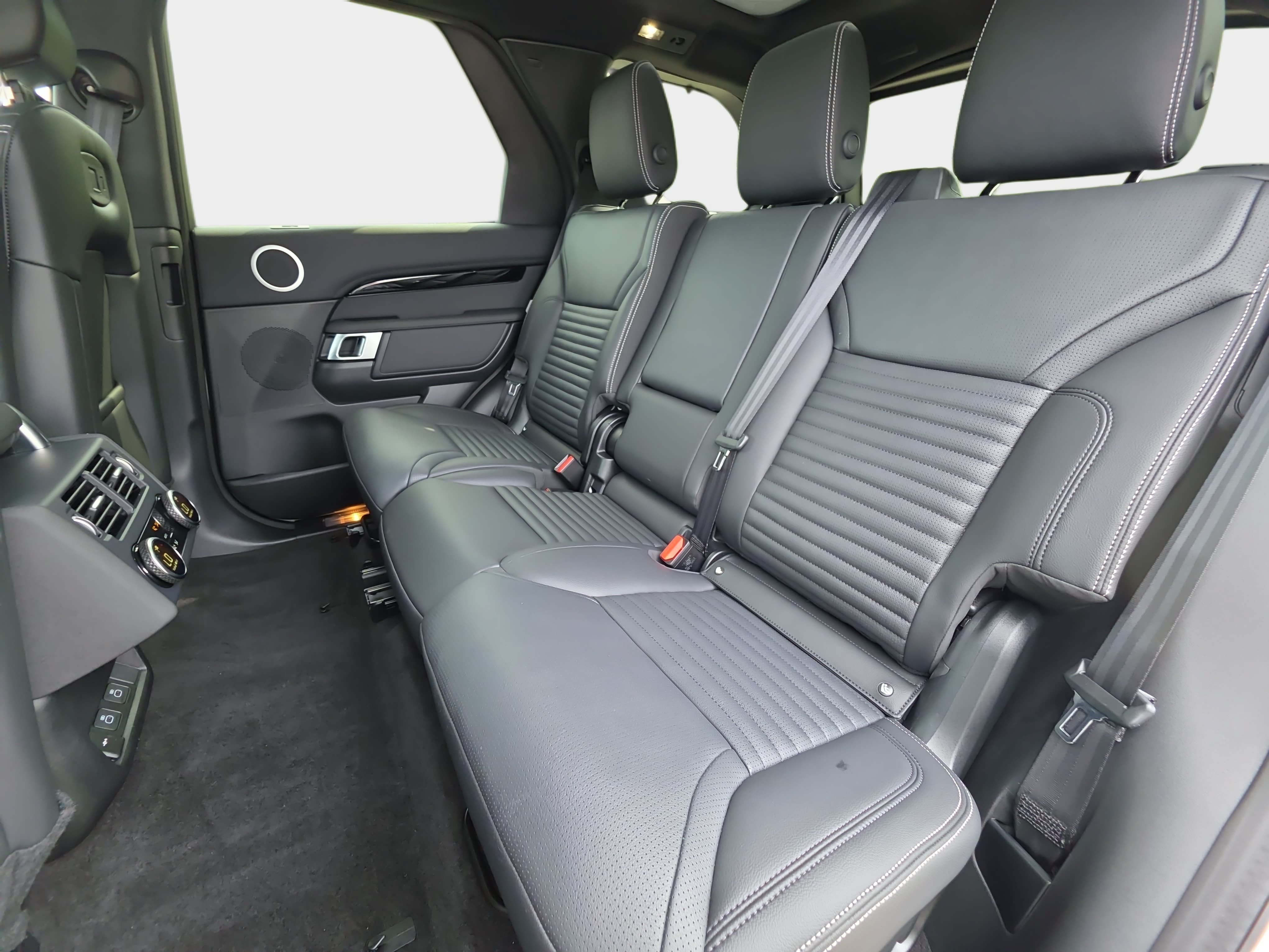 Certified 2025 Land Rover Discovery S AWD/4WD image 13