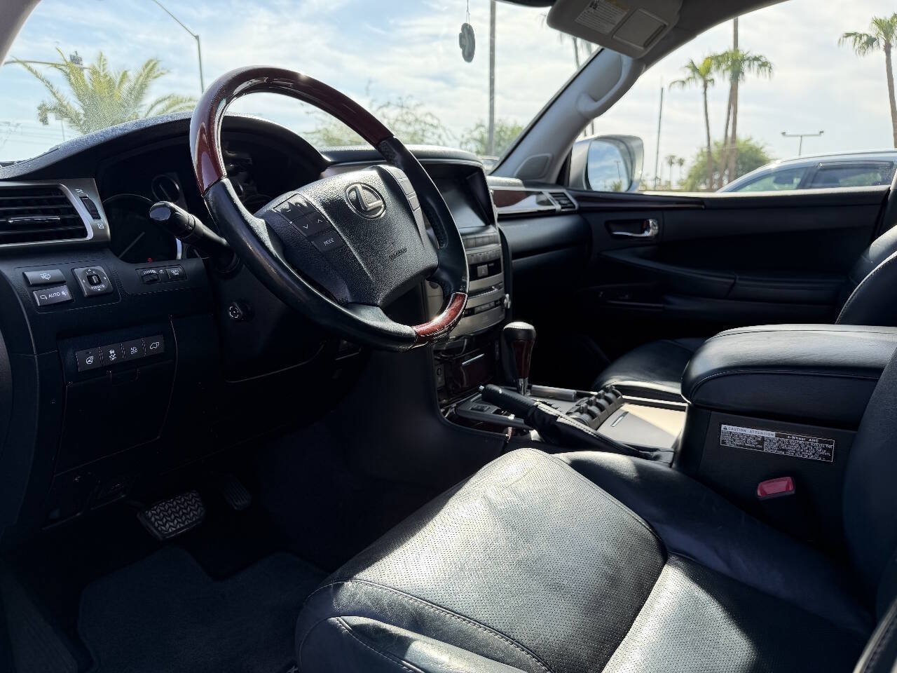Used 2013 Lexus LX 570 4WD w/ Luxury Pkg image 10