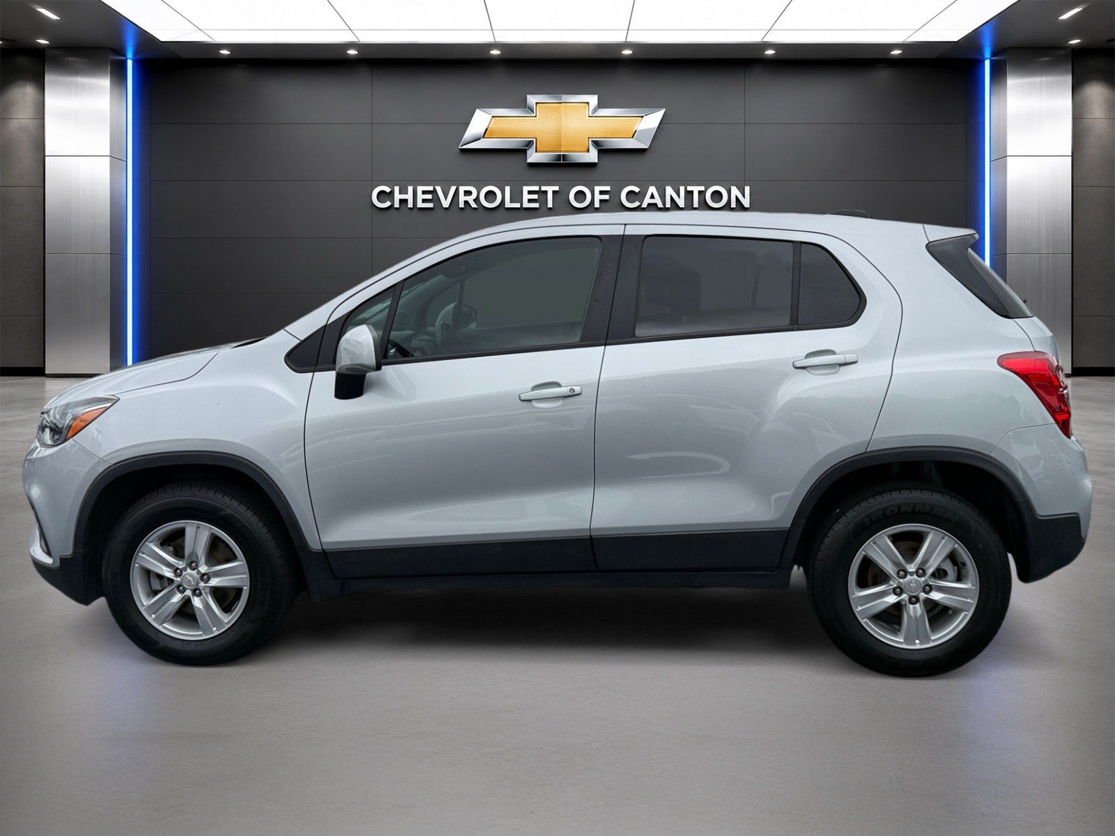 Used 2022 Chevrolet Trax LS w/ Tint and Cruise Package AWD/4WD image 8