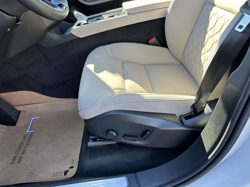 New 2026 Volvo XC90 B5 Plus w/ Protection Package Premier image 16