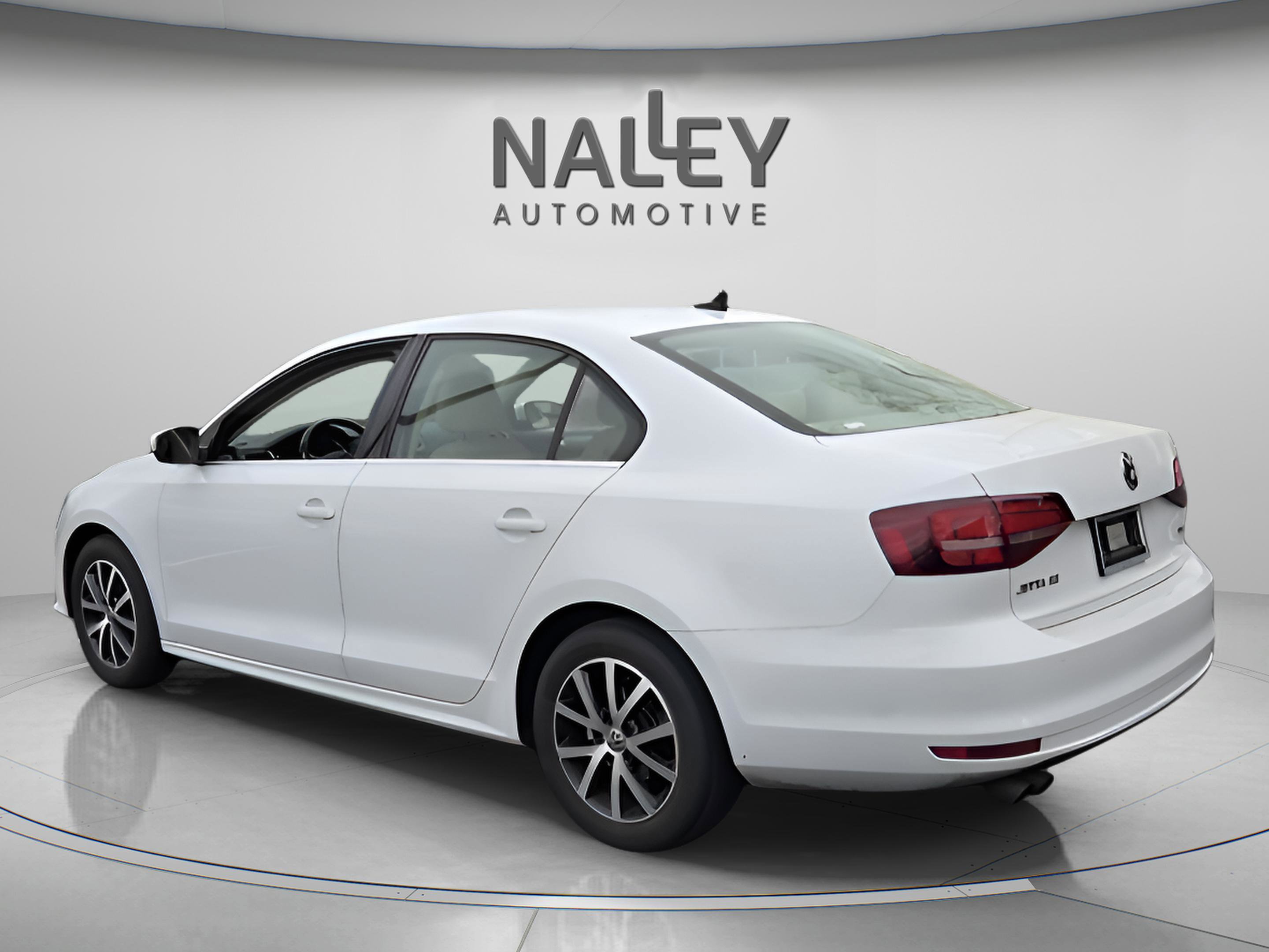 Used 2017 Volkswagen Jetta SE image 3