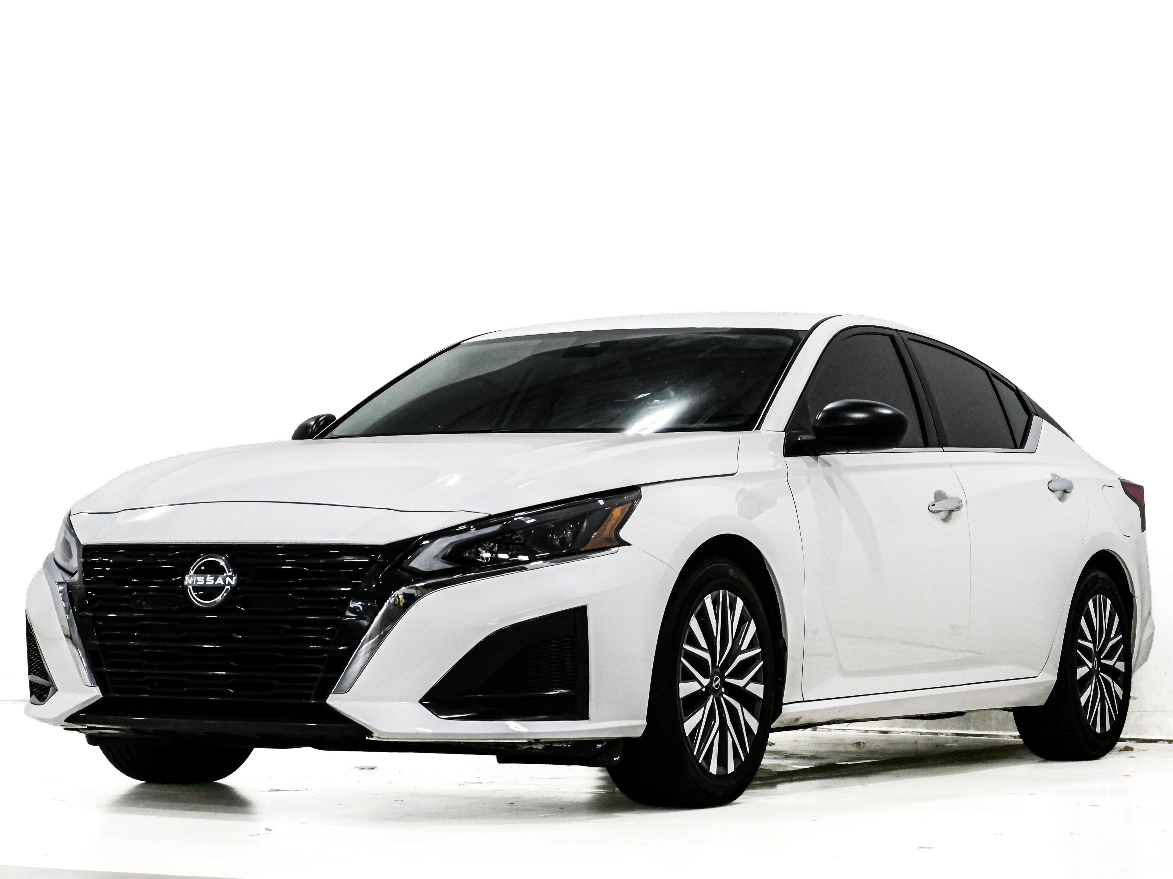 Used 2024 Nissan Altima 2.5 SV FWD image 3