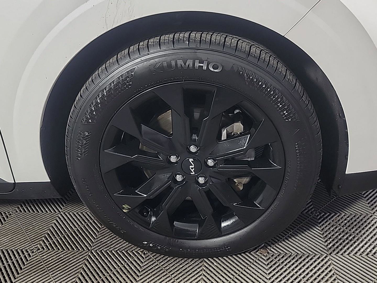 Used 2024 Kia Carnival SX image 3