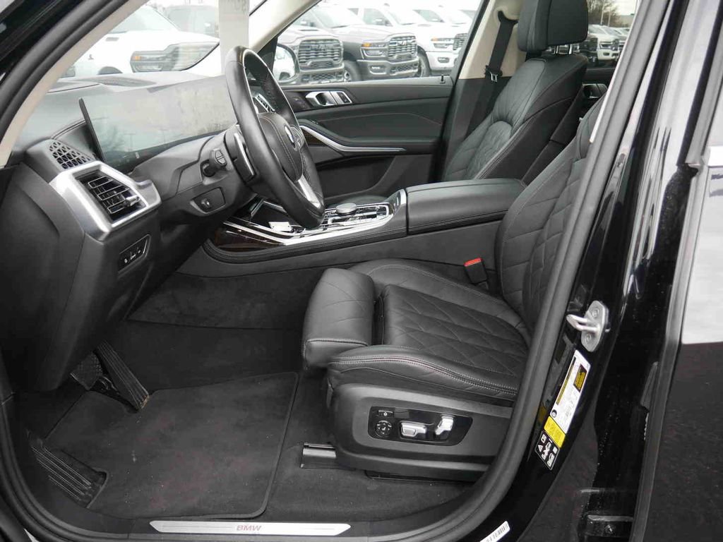 Used 2024 BMW X7 xDrive40i image 29