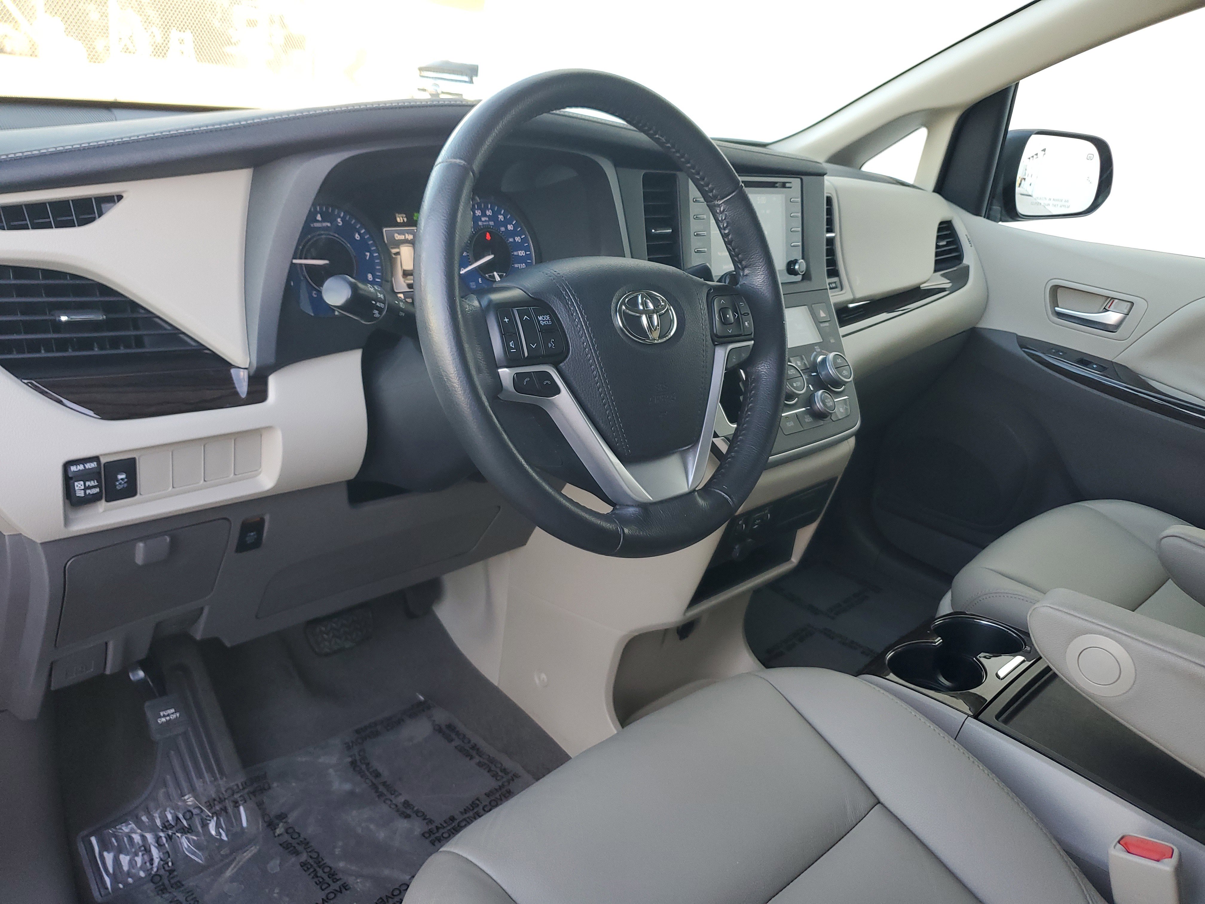 Used 2020 Toyota Sienna XLE image 9