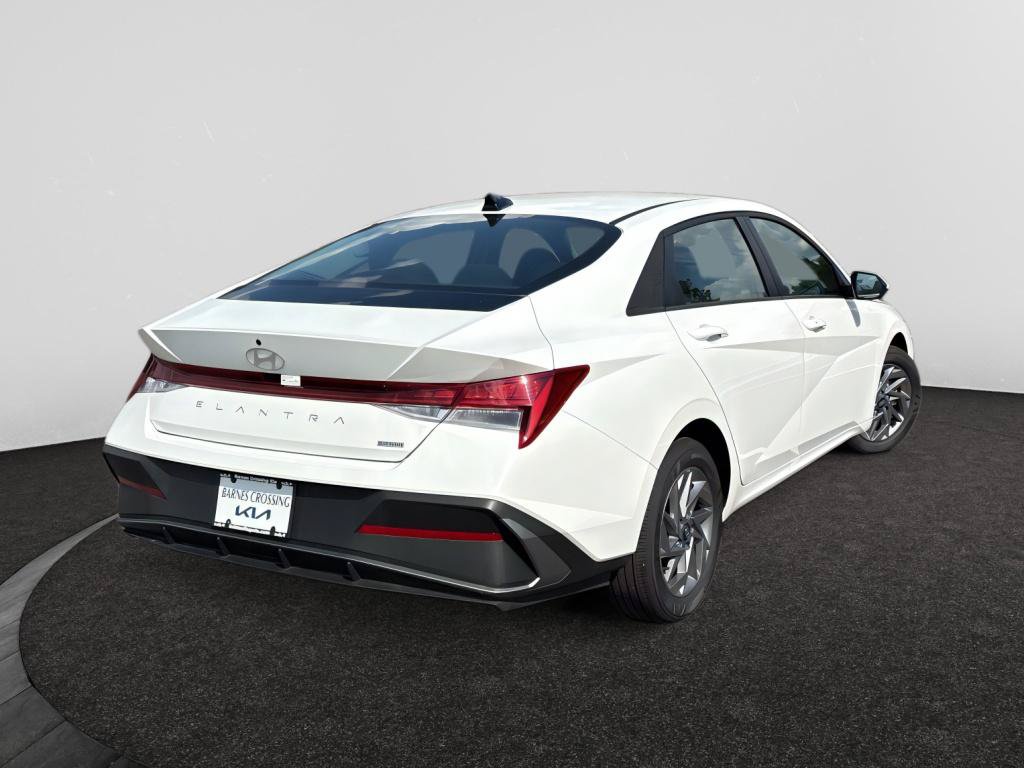 Used 2025 Hyundai Elantra Hybrid FWD image 5