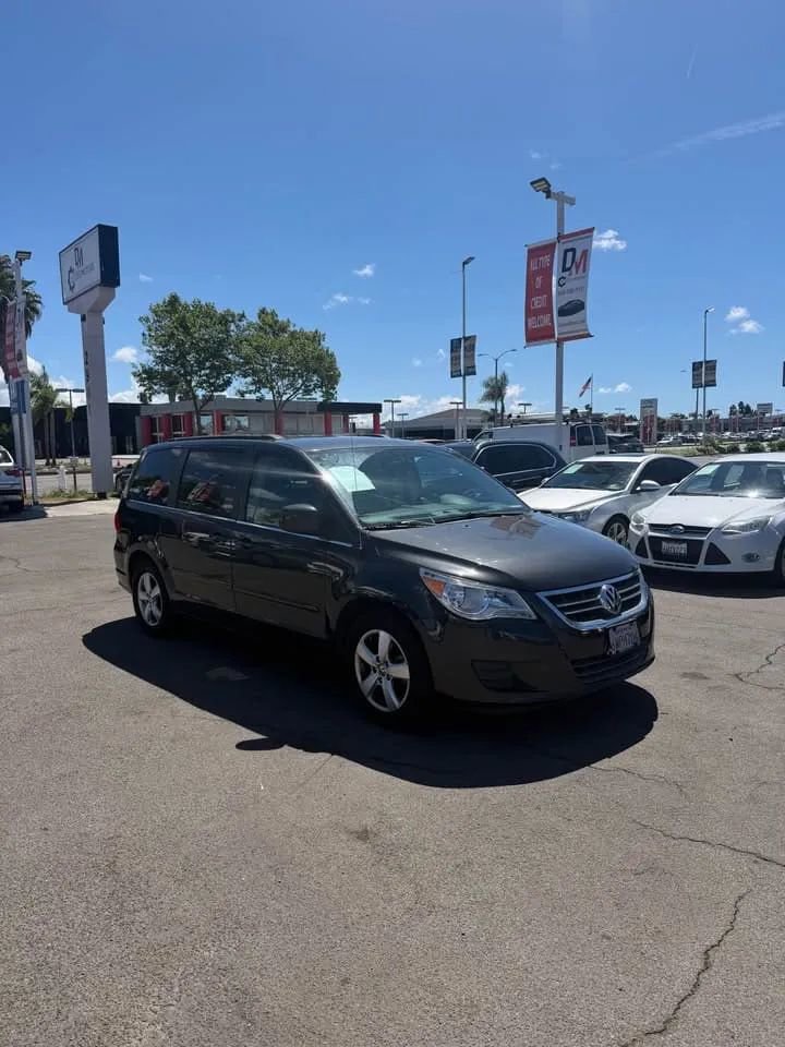 Used 2011 Volkswagen Routan SE image 2