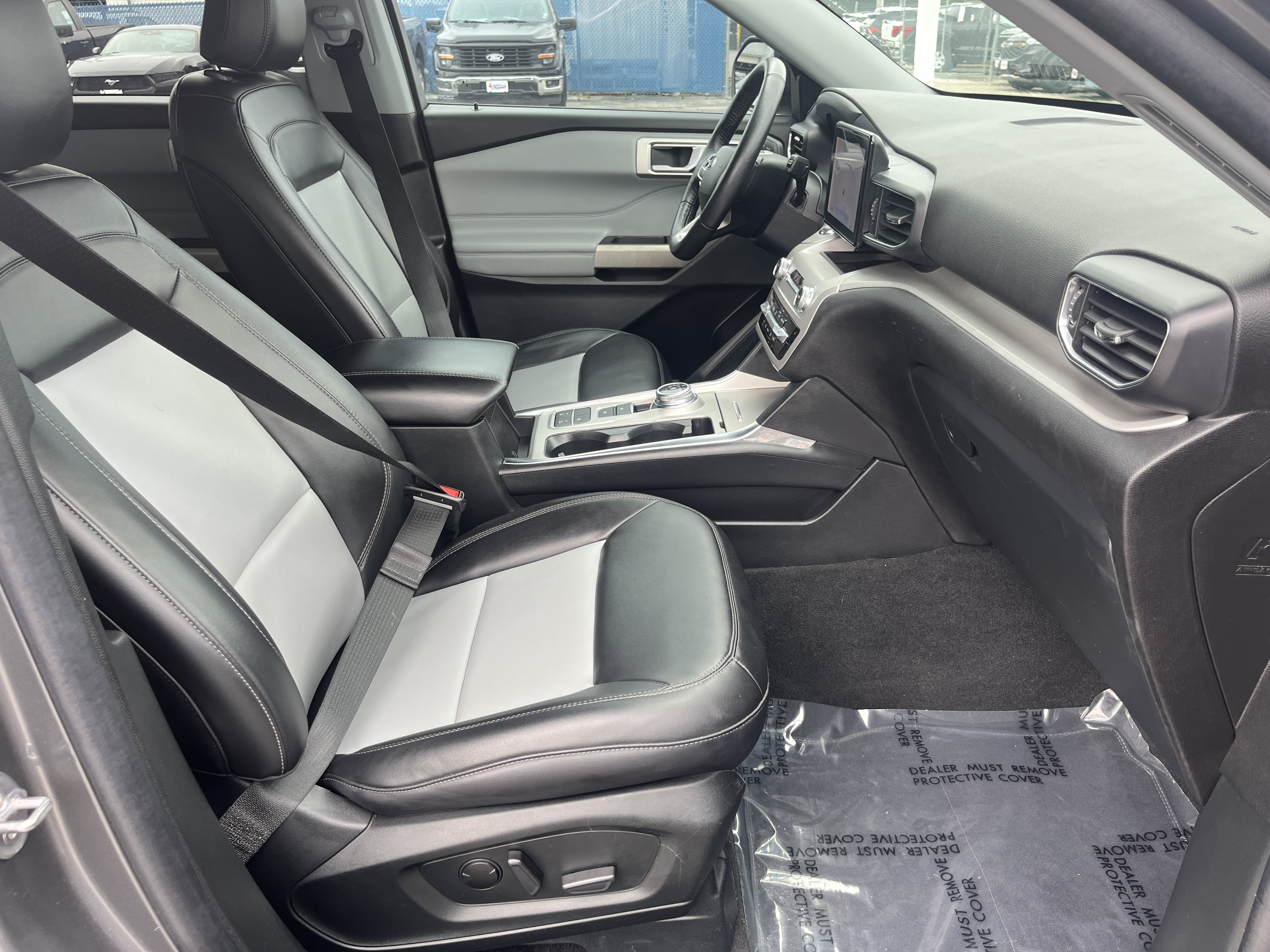 Used 2023 Ford Explorer XLT w/ Equipment Group 202A RWD image 16