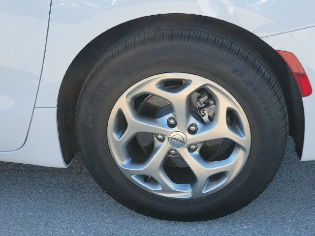 Used 2024 Chrysler Pacifica Limited w/ Uconnect Theater Family Group FWD image 12