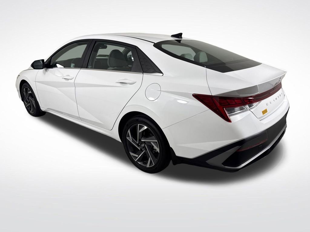 Used 2025 Hyundai Elantra Limited FWD image 6