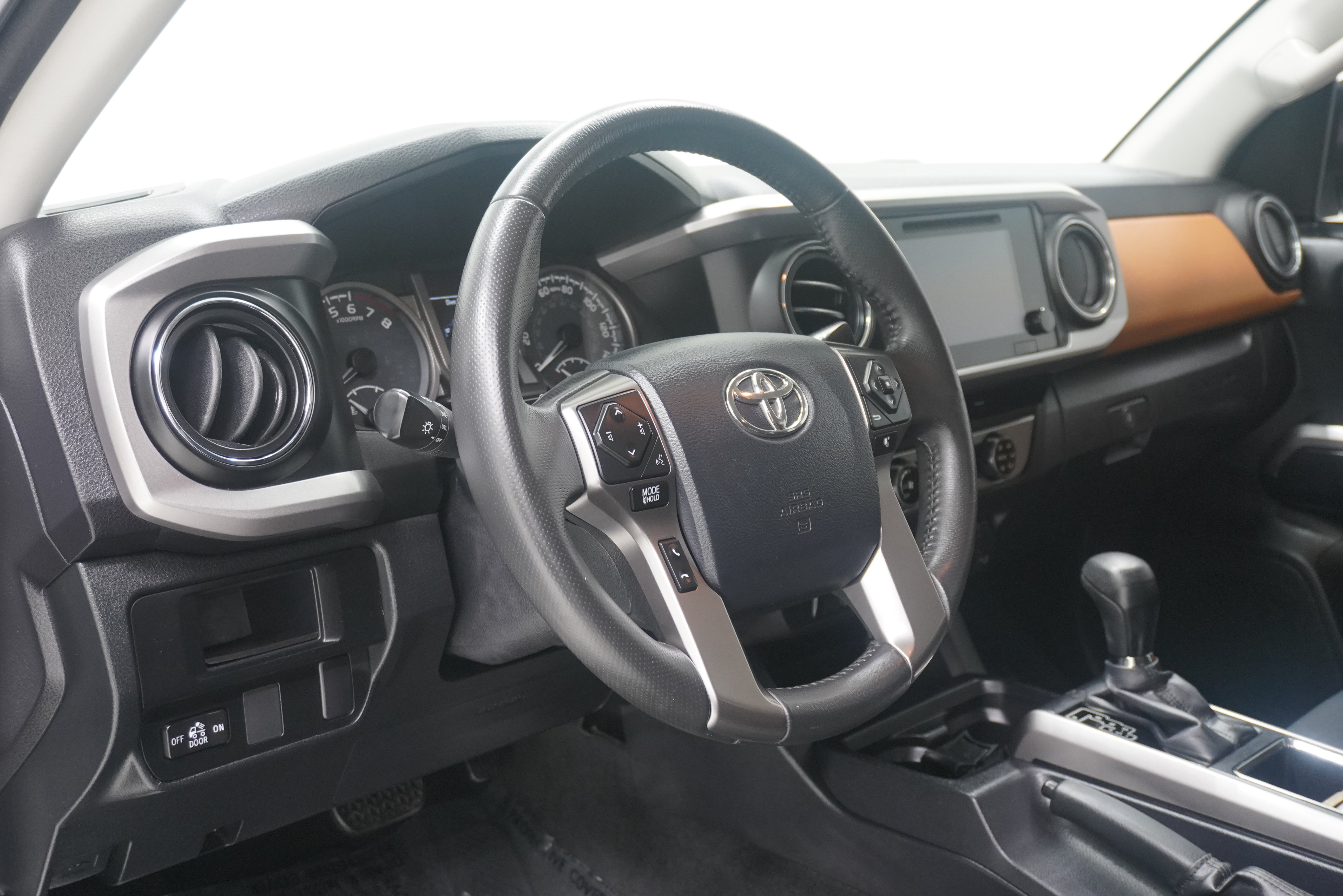 Used 2017 Toyota Tacoma SR5 w/ Tow Package RWD image 11