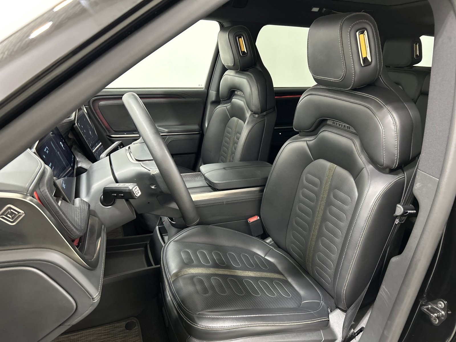 Used 2025 Rivian R1S Adventure image 20