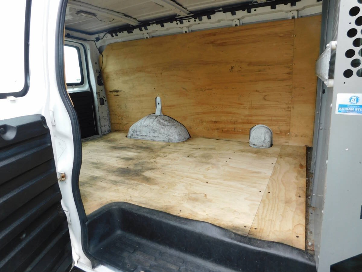 Used 2005 Chevrolet Express 3500 RWD image 16