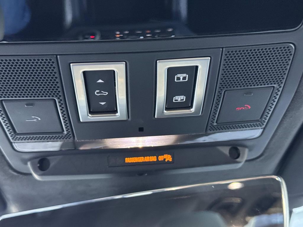 Used 2025 Land Rover Defender 110 image 24