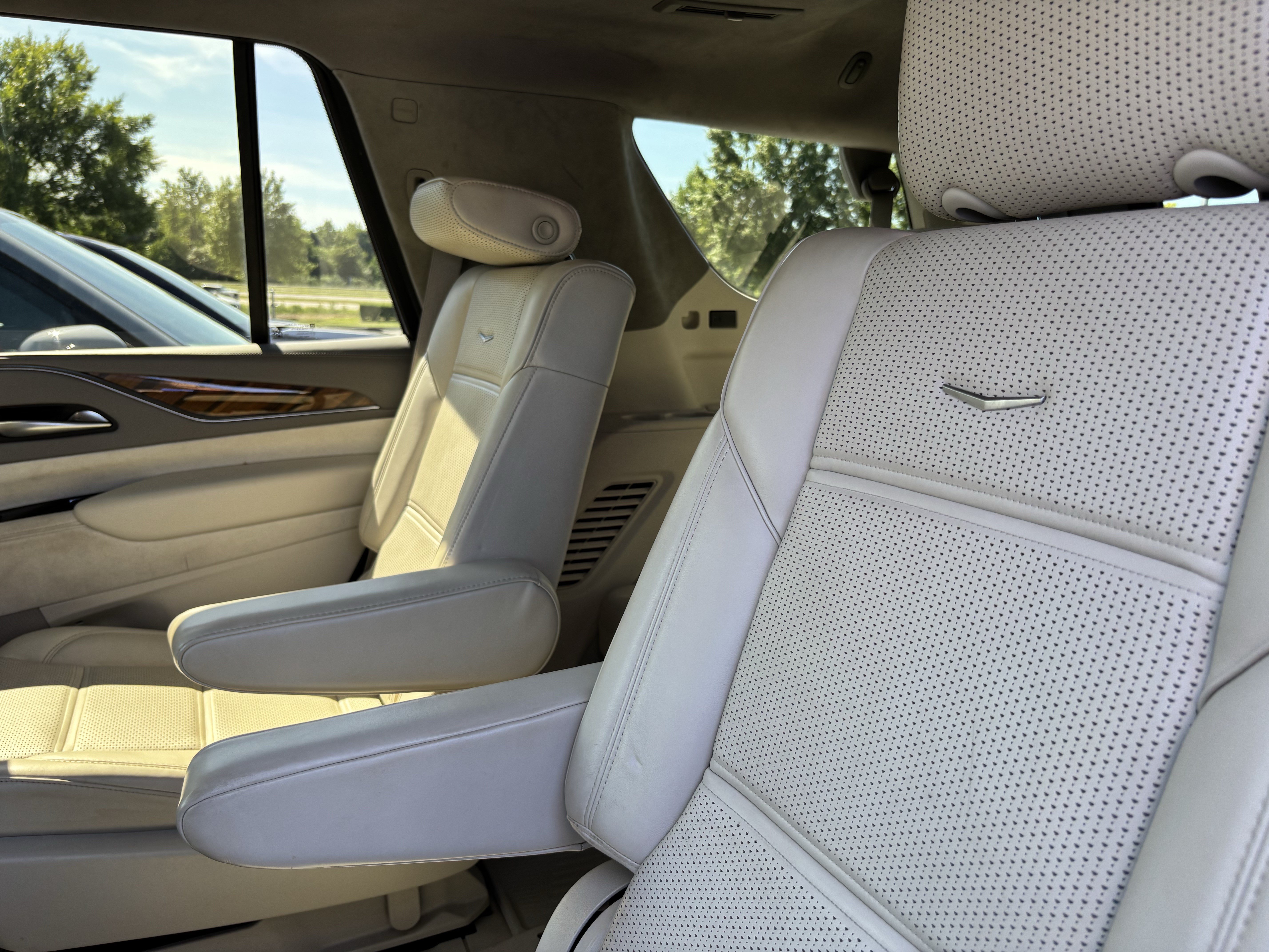 Used 2021 Cadillac Escalade Premium Luxury Platinum RWD image 31