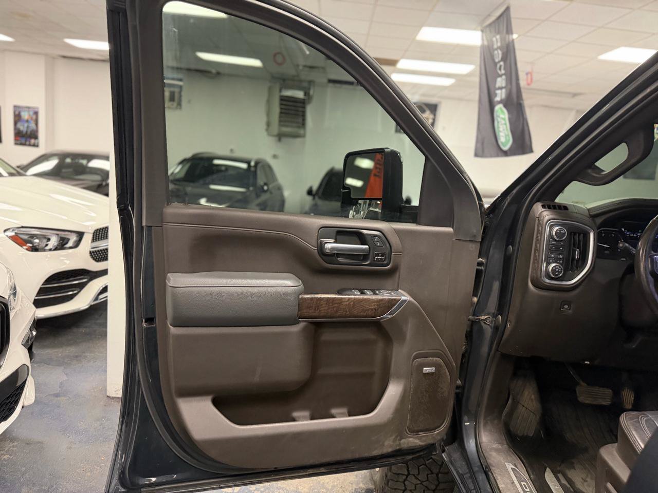 Used 2022 GMC Sierra 3500 Denali w/ Denali Ultimate Package AWD/4WD image 14
