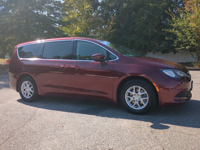 Used 2017 Chrysler Pacifica LX FWD image 2