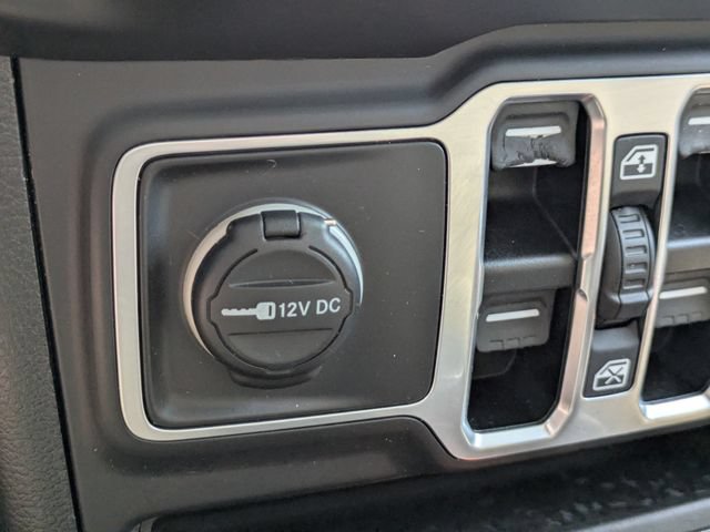 Used 2018 Jeep Wrangler Unlimited Sahara w/ Cold Weather Group AWD/4WD image 24