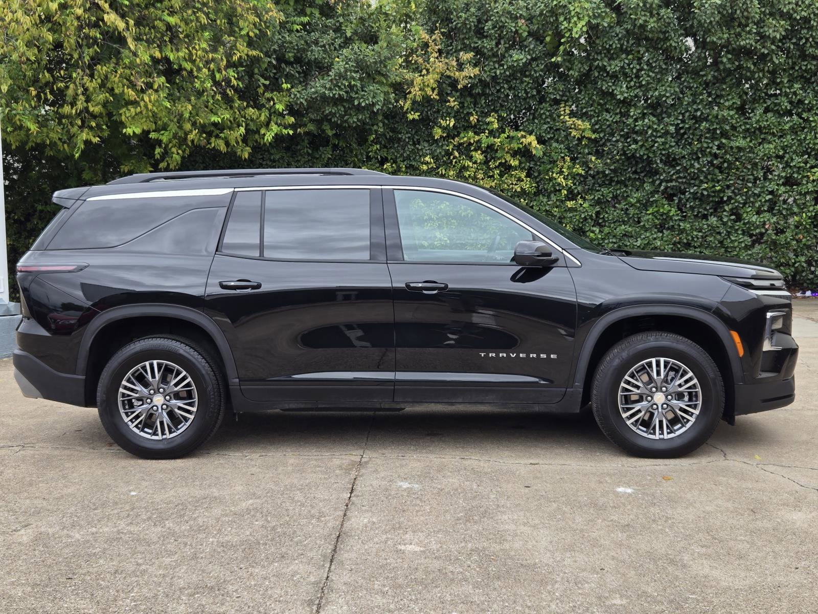 Used 2026 Chevrolet Traverse LT w/ Driver Confidence Package FWD image 9