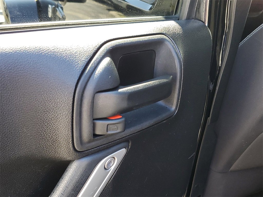 Used 2015 Jeep Wrangler Unlimited Sahara image 13