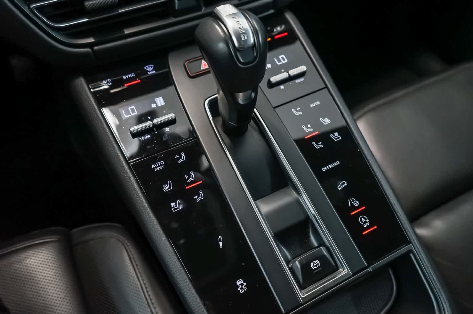 Certified 2025 Porsche Macan AWD/4WD image 25