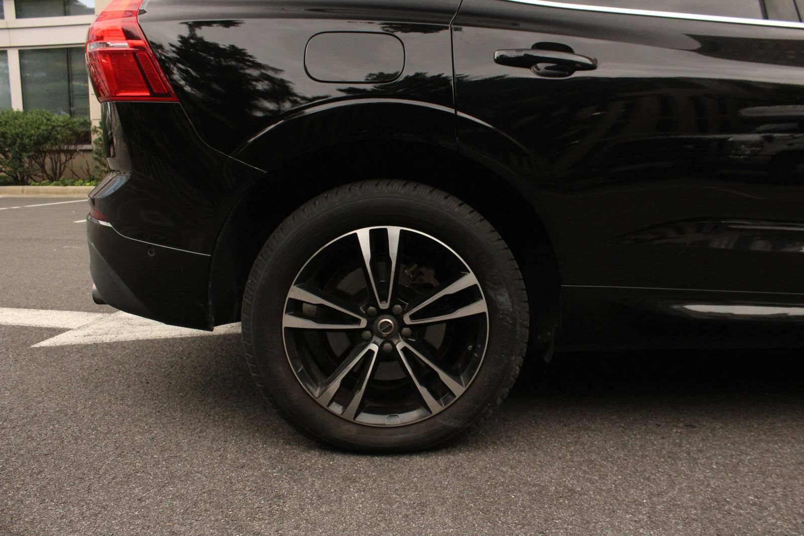 Used 2018 Volvo XC60 T6 Momentum w/ Convenience Package AWD/4WD image 5
