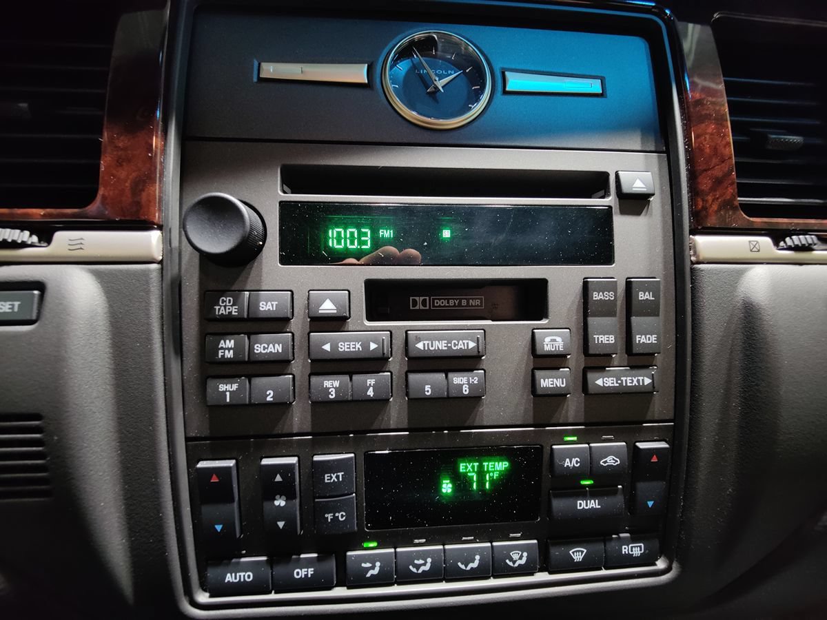 Used 2011 Lincoln Town Car Executive L RWD image 39