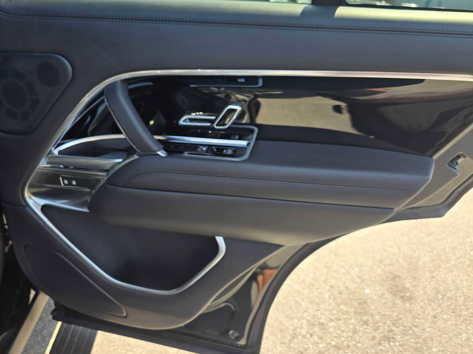 New 2025 Land Rover Range Rover SE image 13