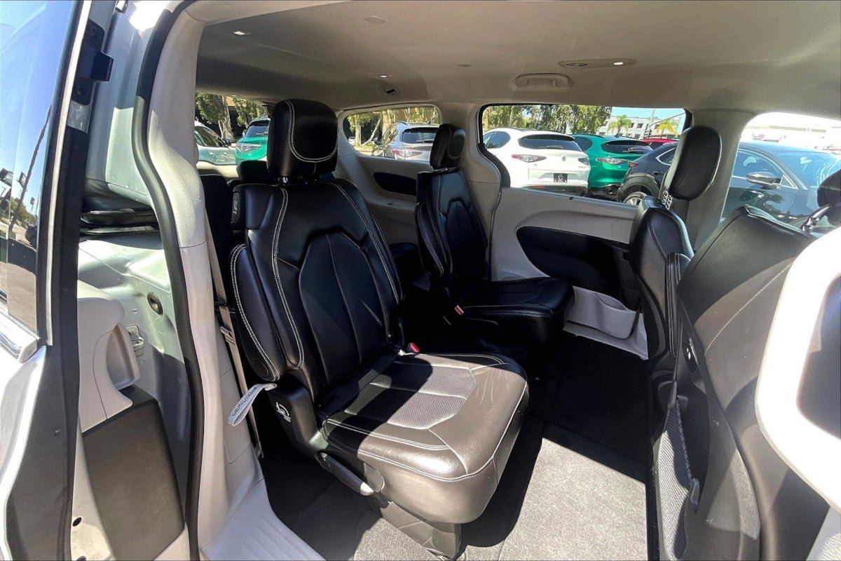 Used 2024 Chrysler Pacifica Touring-L image 24