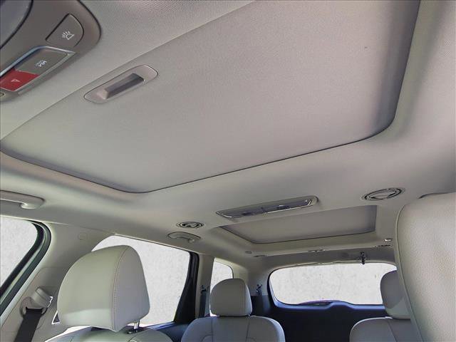 Used 2025 Kia Telluride SX w/ SX Captain's Chair Package image 16