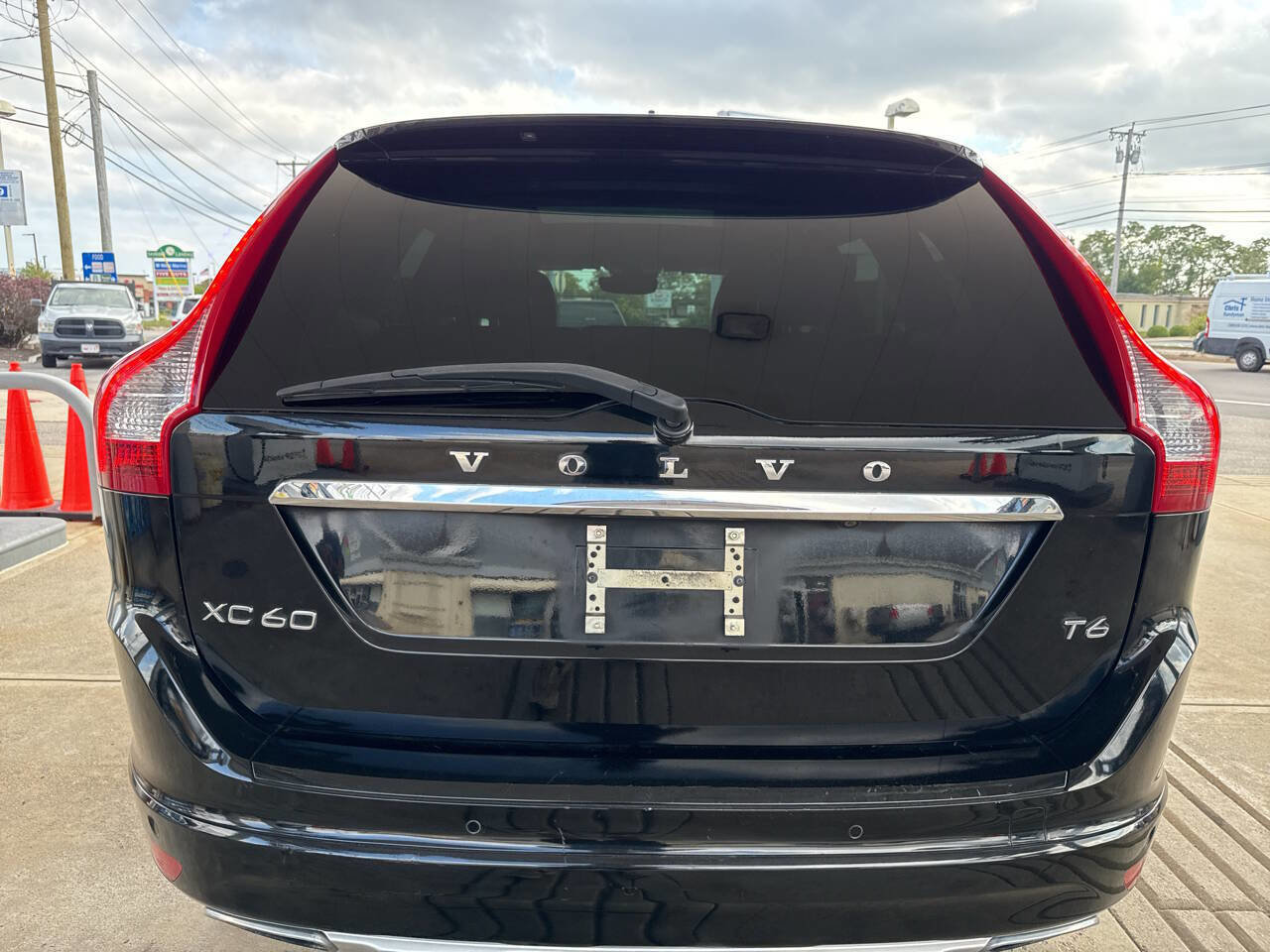 Used 2015 Volvo XC60 T6 w/ Proximity Package image 3