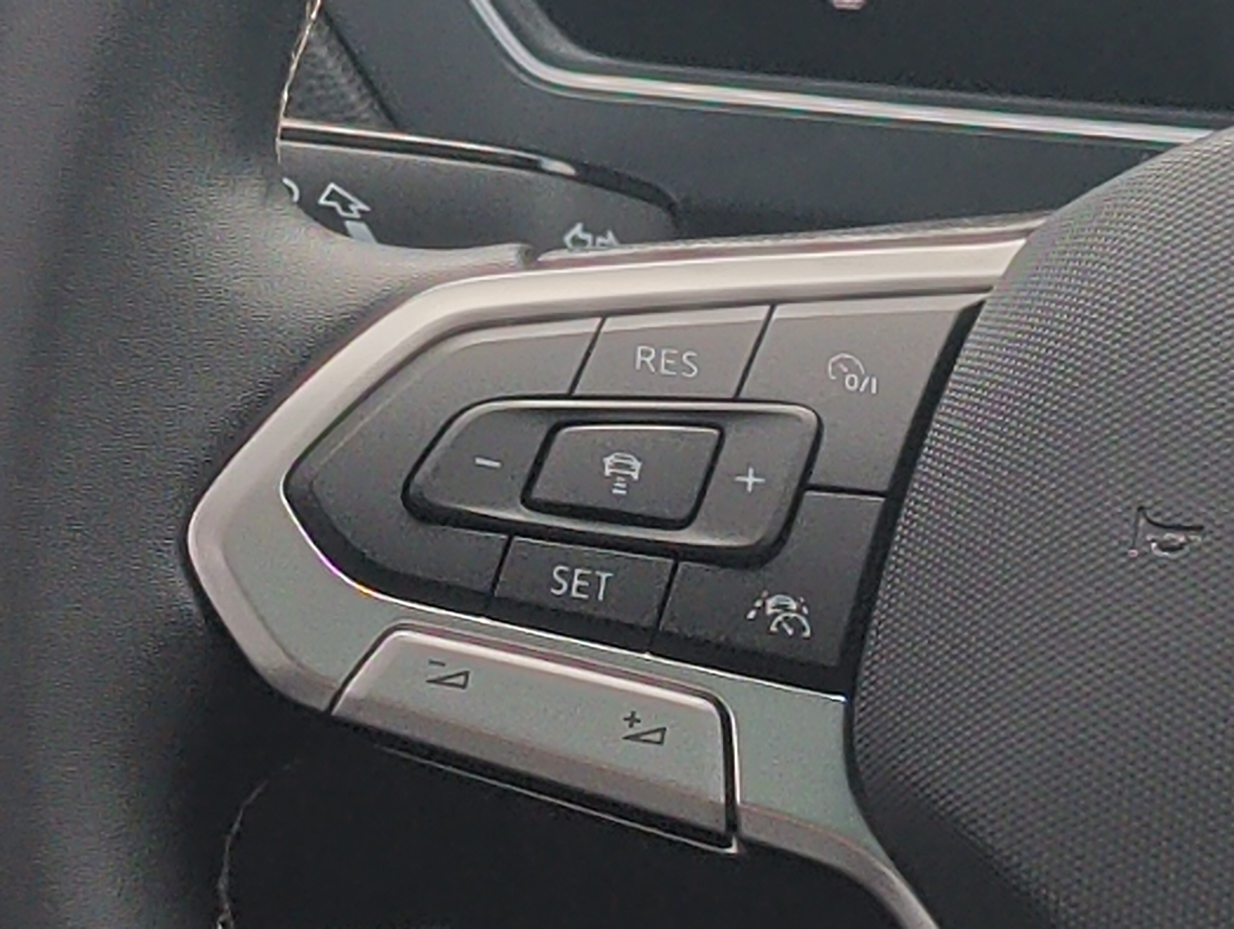 Used 2022 Volkswagen Tiguan SE w/ Panoramic Sunroof Package AWD/4WD image 27