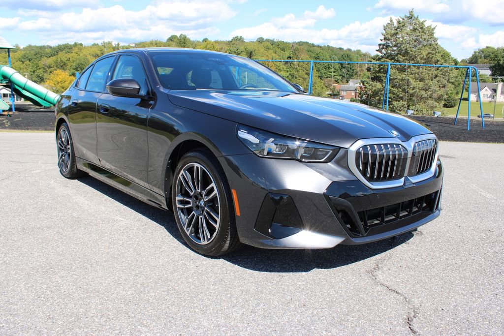 New 2026 BMW 550e xDrive image 2